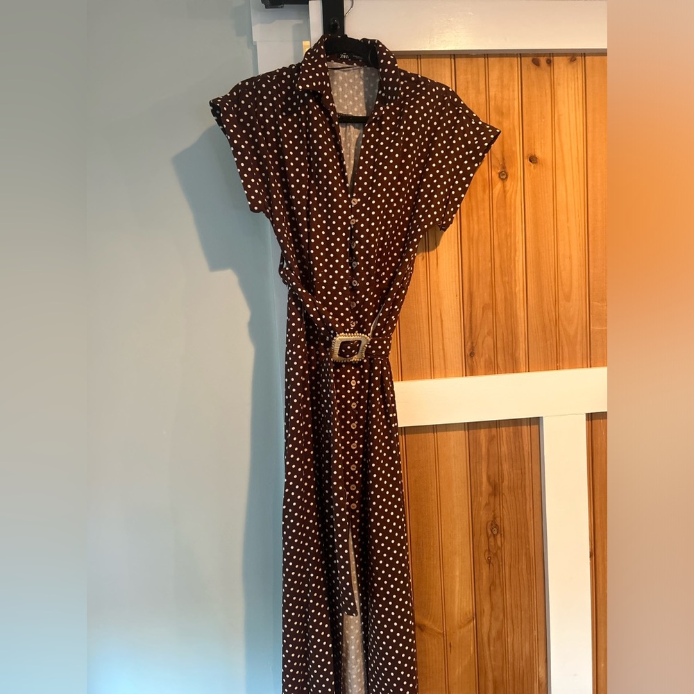 Flattering Midi Zara dress. Is an xs but fits more like a s/m. Super cute!